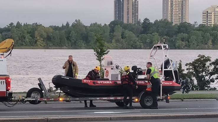 SUV crashes into Rideau River near Mooney's Bay